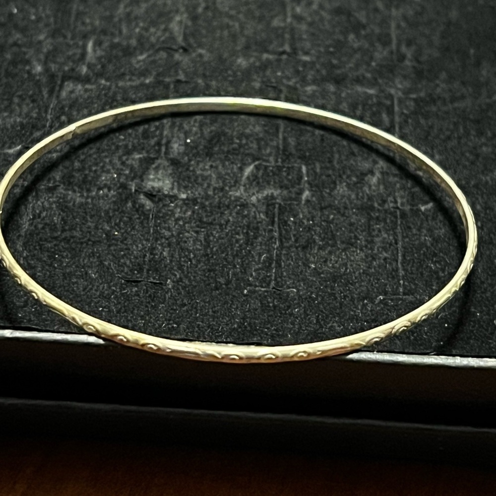 Elegant Silver tone design Bangle Bracelet